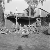 Skara Rödakors-kår.
Tjänstgöring vid motortävling i Lundsbrunn, 1967. I mitten i skärmmössa Sven Tell, till höger Erik Rohdén.