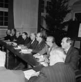 Stadsfullmäktigeledamöter i Skara 1951-54.
Från vänster: 
Charles Alfvegren, K-E Andersson, 
K-G Boström, Ossian Boström, T. Bryngelsson, Axel Dahlberg, Sven Eldh, Gustaf Gelin.