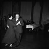 Sotarmästare H.J. Schmidt i dansens virvlar med rektor Eva Åsbrink på stadsfullmäktiges julmiddag 1954.