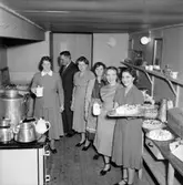 Kommunalarbetarnas julfest år 1948 i Skara.
Kaffe och tårta klart för servering av damerna fru Tropp, fru Anna Andersson, fru Selva Lindqvist och längst till höger Kickan Ståhl. Stående manlige medhjälparen Nils Ohlsson.