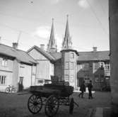 Hallbergska bakgården, Marumsgatan 4, Skara. 
På väg över gården bagare Olle Borg och handlare Gösta Karlsson.
1938.