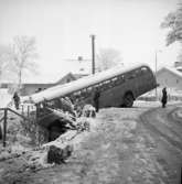 Trafikolycka 17/11 1952. 
Buss från Stockholm i bäcken vid Skara källa, Skara.