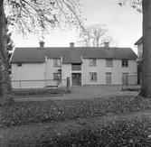 Här var förr bostad för elever (djäknar) vid läroverket i Skara, därav namnet.