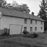 Här var förr bostad för elever (djäknar) vid läroverket i Skara, därav namnet.