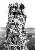 Arbetare står på byggnadsställning omkring Domkyrkans ena torn i samband medrestaureringen 1886-1894.