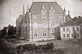 Fototid: 1870-1875.
Huset bredvid Läroverket revs när Järnvägsgatan fick sin nuvarande sträckning.