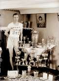 Löparfenomenet Eric Backman, 
Vann vid olympiaden i Antwerpen 1920 fyra olympiska medaljer, ett silver och tre brons. 
Deltog i 40 tävlingar 1922 då han segrade i 36 och i de övriga blev han 2:a.
Född 18 maj 1896 i Acklinga socken, 
död 29 juni 1965.