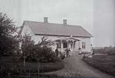 Prästgården med prästfamiljen samlad framför huset 1890-1900.