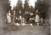 En grupp kvinnor som bodde på torp under Aspö gård vid Skövde, med flaskor och korgar som de plockat lingon i på Billingen.

De är från vänster stående:
Nr2.  Alma Jonsson
Nr5.  Nordberg
Nr7. Lundgren.