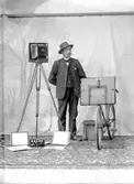 Fotograf Axel Lundbäck med sin utrustning. Lundbäck hade ateljé i Gullspång 1898-1914 vid nuvarande Gullstensgatan.