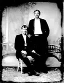 Ateljé. Två herrar.Fotograf: Ellen Kock? Axel Lundbäck m.fl.Gullspångssamlingen.Bilder från Gullspång med omnejd.