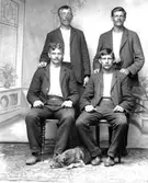 Ateljé. Fyra herrar och en hund.Fotograf: Ellen Kock? Axel Lundbäck m.fl.Gullspångssamlingen.Bilder från Gullspång med omnejd.