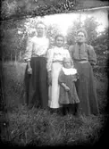 Exteriör. Tre damer och en flicka.Fotograf: Ellen Kock? Axel Lundbäck m.fl.Gullspångssamlingen.Bilder från Gullspång med omnejd.