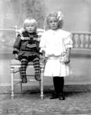 Ateljé. Annie och Gunnar, Torkelsvik, Amnehärad. Annie gift Ohlsson.Annie Ingeborg Johannesson, Torkelsviken.Född 1905 i Amnehärads sn.Död 1983 i Torkelsviken.David Gunnar Johannesson, Torkelsvik.Född 1908 i Amnehärads sn.Drunknade vid fiske 1931Fotograf: Ellen Kock? Axel Lundbäck m.fl.Gullspångssamlingen.Bilder från Gullspång med omnejd.