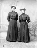 Ateljé. Två damer i svart.


Fotograf: Ellen Kock? Axel Lundbäck m.fl.
Gullspångssamlingen.
Bilder från Gullspång med omnejd.