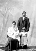 Ateljé. Elin och Reinhold Hoonk, Gullspång med döttrarna Astrid och Ingrid.


Fotograf:
Ellen Kock? Axel Lundbäck m.fl.
Gullspångssamlingen.
Bilder från Gullspång med omnejd.