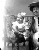 Ateljé. Litet barn i  stol.Fotograf: Ellen Kock? Axel Lundbäck m.fl.Gullspångssamlingen.Bilder från Gullspång med omnejd.