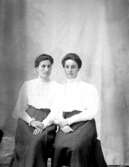 Ateljé. Stina Gustavsson och Ada Pettersson, Blekviken, Amnehärad.Fotograf: Ellen Kock? Axel Lundbäck m.fl.Gullspångssamlingen.Bilder från Gullspång med omnejd.