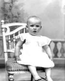 Ateljé. Litet barn på stol.Fotograf:Ellen Kock? Axel Lundbäck m.fl.Gullspångssamlingen.Bilder från Gullspång med omnejd.