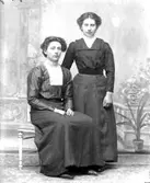 Ateljé. Två damer.Fotograf:Ellen Kock? Axel Lundbäck m.fl.Gullspångssamlingen.Bilder från Gullspång med omnejd.