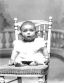 Ateljé.Litet barn på stol.Fotograf:Ellen Kock? Axel Lundbäck m.fl.Gullspångssamlingen.Bilder från Gullspång med omnejd.