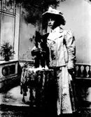 Ateljé. Dam med hund på bordet.Fotograf:Ellen Kock? Axel Lundbäck m.fl.Gullspångssamlingen.Bilder från Gullspång med omnejd.