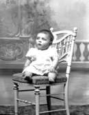 Ateljé. Litet barn i stol.Fotograf:Ellen Kock? Axel Lundbäck m.fl.Gullspångssamlingen.Bilder från Gullspång med omnejd.