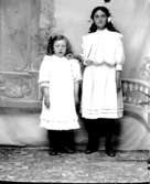 Ateljé. Två flickor i vitt.Fotograf:Ellen Kock? Axel Lundbäck m.fl.Gullspångssamlingen.Bilder från Gullspång med omnejd.