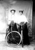 Ateljé. 
Två damer med cyklar.

Fotograf:
Ellen Kock? Axel Lundbäck m.fl.
Gullspångssamlingen.
Bilder från Gullspång med omnejd.