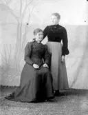 Ateljé.Två damer.Fotograf: Ellen Kock? Axel Lundbäck m.fl.Gullspångssamlingen.Bilder från Gullspång med omnejd.