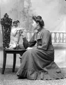 Ateljé.Dam med hund.Fotograf: Ellen Kock? Axel Lundbäck m.fl.Gullspångssamlingen.Bilder från Gullspång med omnejd.