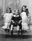 Ateljé.Två flickor, en pojke.Fotograf: Ellen Kock? Axel Lundbäck m.fl.Gullspångssamlingen.Bilder från Gullspång med omnejd.