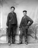 Ateljé.
Två herrar med rörtänger(?).
Fotograf: Ellen Kock? Axel Lundbäck m.fl.
Gullspångssamlingen.
Bilder från Gullspång med omnejd.