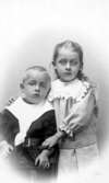 Henny, gift Ekblom.
Barnen födda 1898 o 1900 i Herrljunga.