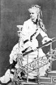 von Essen, Sigrid (Siri), 1850-1912, skådespelerska. E. var anställd vid de kungliga scenerna och Nya Teatern i Stockholm åren 1877-1882. Giftermålet med August Strindberg (1877-91) ledde till att hon avbröt sin yrkeskarriär. Ett mångsidigt och
fascinerande porträtt av E. ges i Strindbergs märkliga självbiografiska roman 