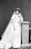 Hebbe, Signe, 1837-1925, operasångerska (sopran) och teater- pedagog, dotter till Wendela H. Efter teaterdebut 1855 och operadebut 1862 blev H. känd för dramatiskt/plastiskt ovanligt gestaltade roller, bl.a. Valentine i 