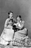 Frida Wetterquist och Maria Warmark foto 18??.

Charlotte Hermanson, f. 1852, drev fotoateljé på Torggatan 47 i Skara under åren 1885-1916. Filial i Lundsbrunn.