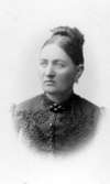 Lärarinnan Zelmi Landahl, Hönsäters skola.

Charlotte Hermanson, f. 1852, drev fotoateljé på Torggatan 47 i Skara under åren 1885-1916. Filial i Lundsbrunn.