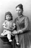 Fru Anna Landin född Thorsander i Skövde, med sonen Erik. Foto 1889 Skövde, med sonen Erik.