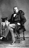 Född 1829 i Mariestad, professor i Uppsala.Fotografiet ingår i en samling visitkort skänkta av Fröken Anna Drakenberg.
