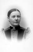 Laura Gustava Lönnerblad.
Född 1850 i Saleby socken.
Bodde år 1890 i Skara