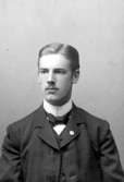 Kapten August Gunnar Nordin.

Charlotte Hermanson, f. 1852, drev fotoateljé på Torggatan 47 i Skara under åren 1885-1916. Filial i Lundsbrunn.