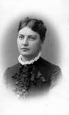 Fru Ellen Nordström, Nordhalla.

Charlotte Hermanson, f. 1852, drev fotoateljé på Torggatan 47 i Skara under åren 1885-1916. Filial i Lundsbrunn.