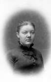 Sigrid Ohlson 1885.

Therese Otterblad drev fotoateljé på Stenportsgatan 24 i Lidköping.
