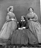 Ida Benedicks å Gysinge, Hilda Fredrika Silfverhjelm å Götala, Louise E. Wahlfeldt, Skolgatan 8, Skara.