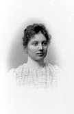 Sigrid M. Skoglund född 1878, elev vid Skara seminarium, lärarinna i Stockh.

Charlotte Hermanson, f. 1852, drev fotoateljé på Torggatan 47 i Skara under åren 1885-1916. Filial i Lundsbrunn.