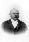 J. Pettersson-Olin Skara.

Charlotte Hermanson, f. 1852, drev fotoateljé på Torggatan 47 i Skara under åren 1885-1916. Filial i Lundsbrunn.