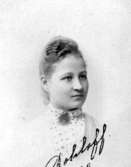 Emy Rotstoff.

Charlotte Hermanson, f. 1852, drev fotoateljé på Torggatan 47 i Skara under åren 1885-1916. Filial i Lundsbrunn.