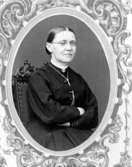 Fröken A. R. Olivia Sundler adjunkt på seminariet i Skara.

Axel Rydin, f. 1837 d. 1912. Drev fotofirma i Norrlöping, etablerad 1856, i Halmstad, etablerad 1859, i Stockholm, etablerad 1878.
