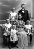 Kyrkoherden i Långared Waldemar Bergstrand död 25/5 1915 med fru Amanda född Törnsten, samt barnen.